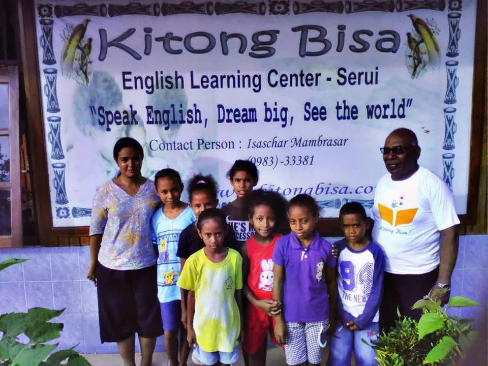 Siswa dan guru di Kitong Bisa English Learning Center di Serui, Papua