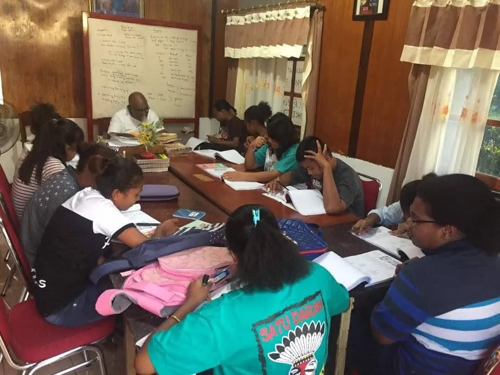 Peserta didik dan staf di Kitong Bisa Learning Center Serui
