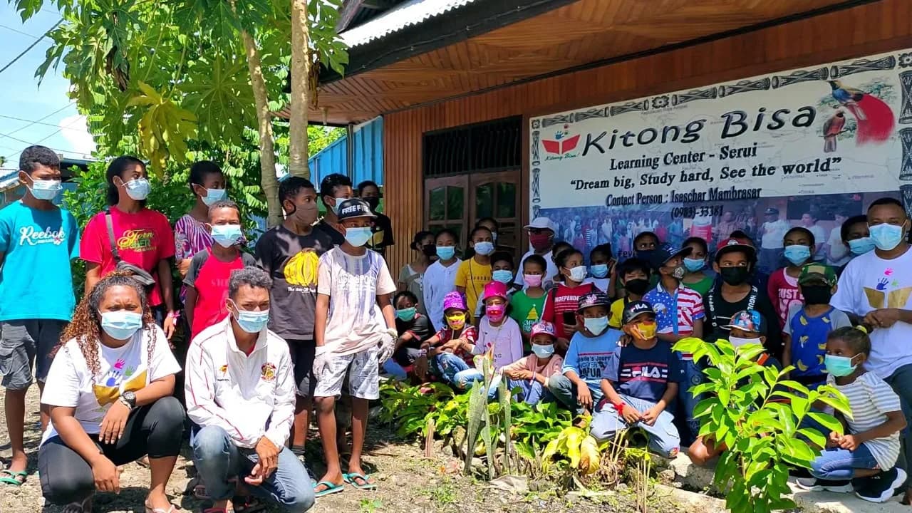 Pelajar muda belajar bersama di ruang kelas
